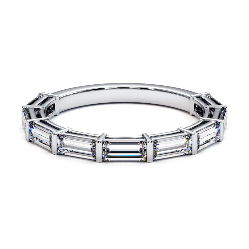 half verlovingsring met baguette diamanten uit de koningin-collectie