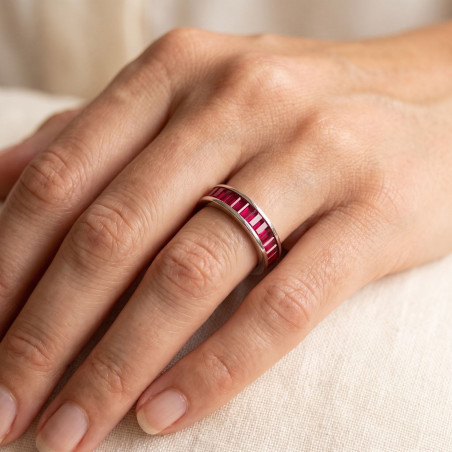خاتم زواج بالياقوت الأحمر بترصيع قنوي من الذهب الأبيض عيار 18 قيراطاً