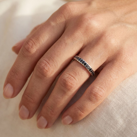 Halbmemoire-Ring Schwarze Diamanten Krappenfassung aus 18 Karat Weißgold