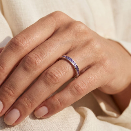 Halbmemoire-Ring Violette Diamanten Kanalfassung aus 18 Karat Wei&szlig;gold