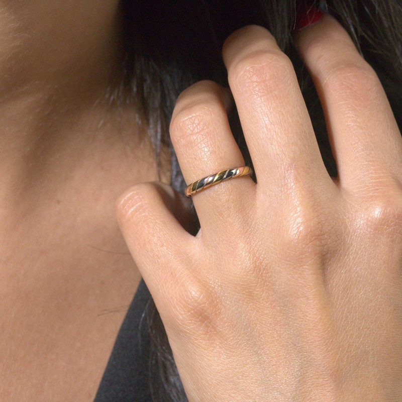 Flat wedding band with diamonds outlet