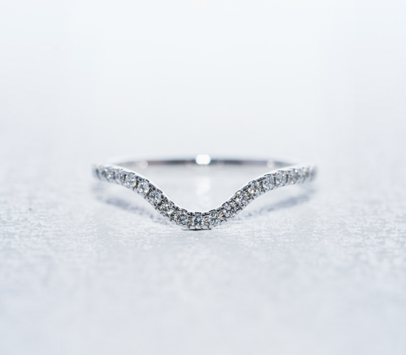 Vintage engagement ring with central diamond