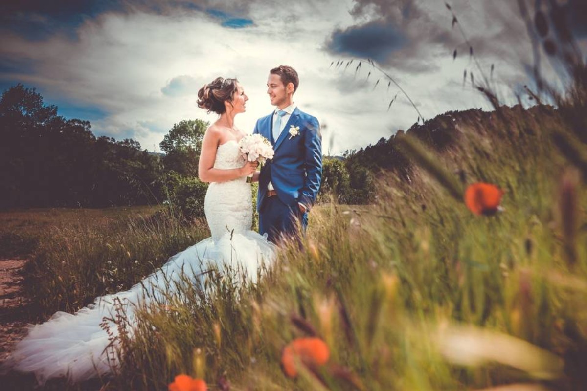 Couple de jeunes mariés se tenant la main dans la nature, symbole de fraîcheur et de complicité pour célébrer 2 mois de mariage et les noces de rosée.