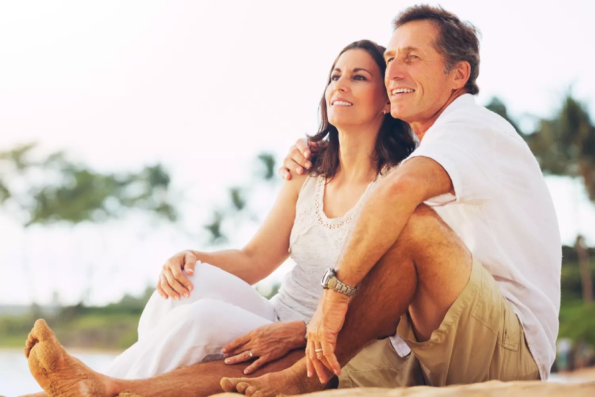 Ruhiges Paar sitzt am Meer und blickt in die Ferne – ein intimer Moment zur Feier ihres 23. Hochzeitstags, der Beryllhochzeit