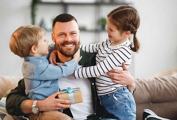 Père et enfants partageant un moment spécial