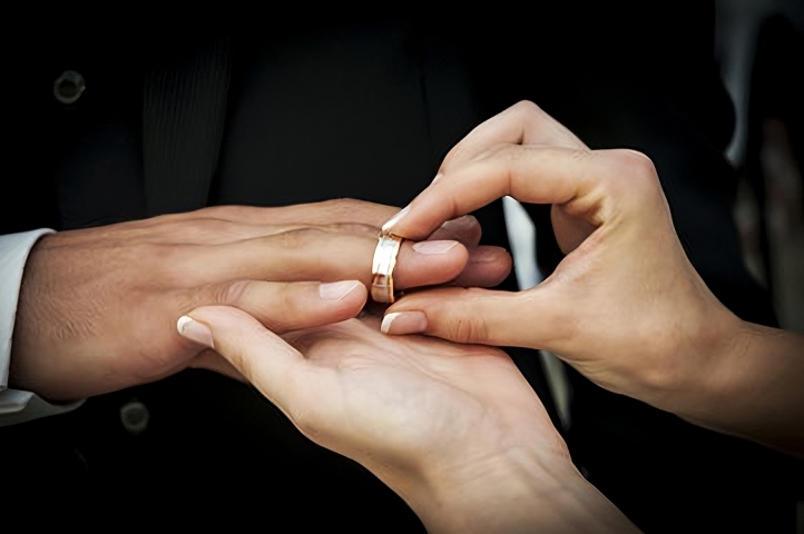 Femme qui offre une bague de fiancailles à son homme