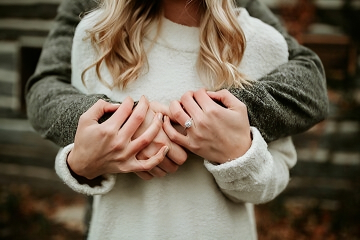 Couple échangeant des bagues de promesse en signe d'amour