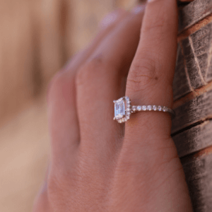 Solitaire entouré collection Ma Vie taille émeraude diamant 1 carat