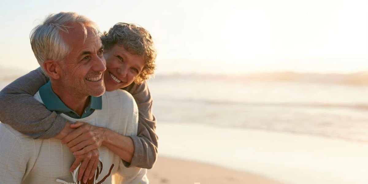 32 ans de mariage : amour et tendresse au fil du temps - noces de cuivre l Celinni Couple enlacé sur une plage, au coucher du soleil, illustrant la tendresse et la longévité des noces de cuivre