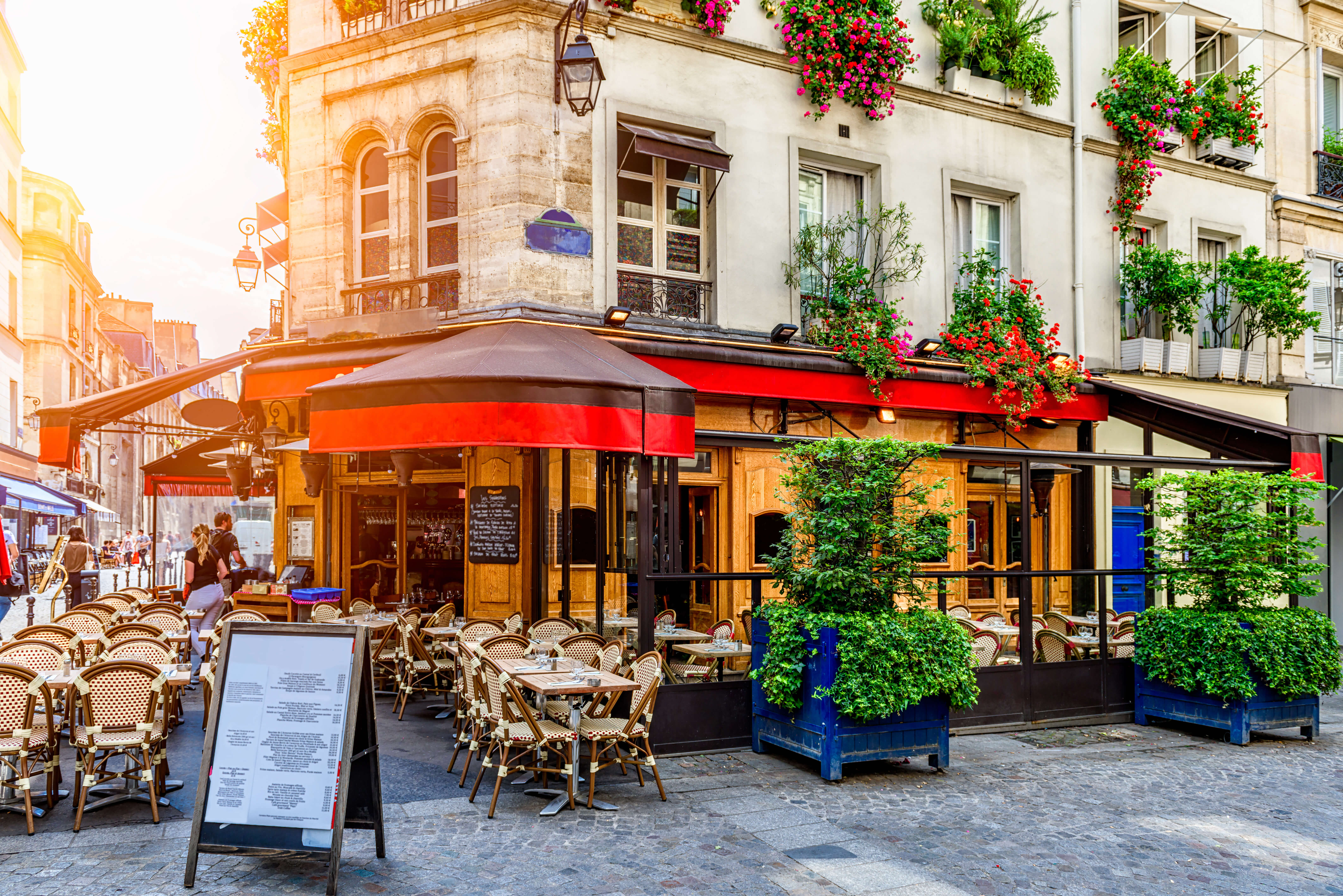 Terasse à paris pour faire sa demande en mariage avec une bague en diamant celinni