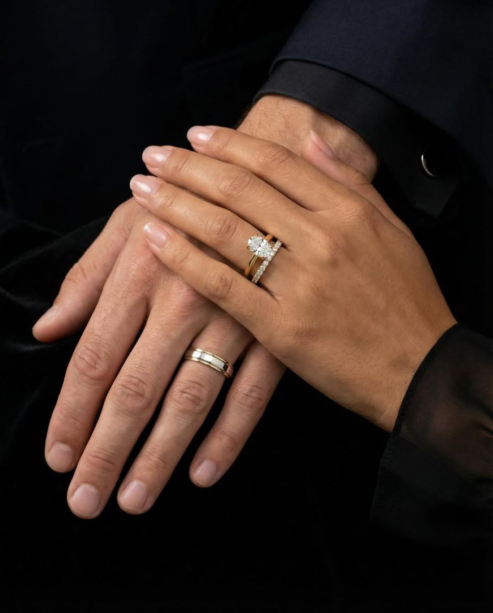 Detalle de las manos de los novios luciendo alianzas refinadas, símbolos de una boda insólita que combina elegancia, personalización y compromiso duradero.