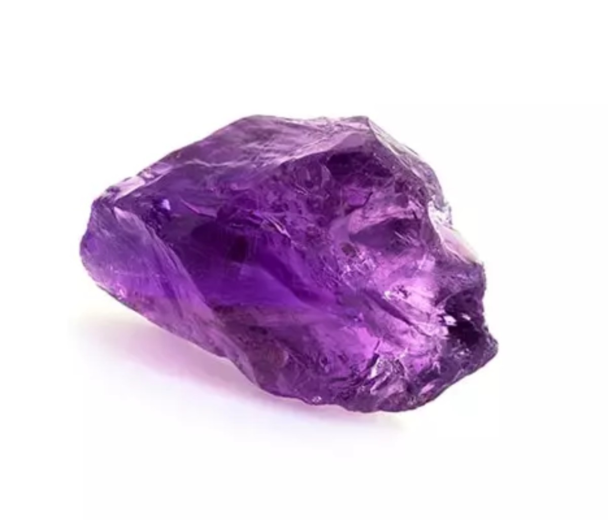 Améthyste brute à la couleur violette intense, pierre naturelle appréciée en joaillerie pour sa beauté et sa signification symbolique.