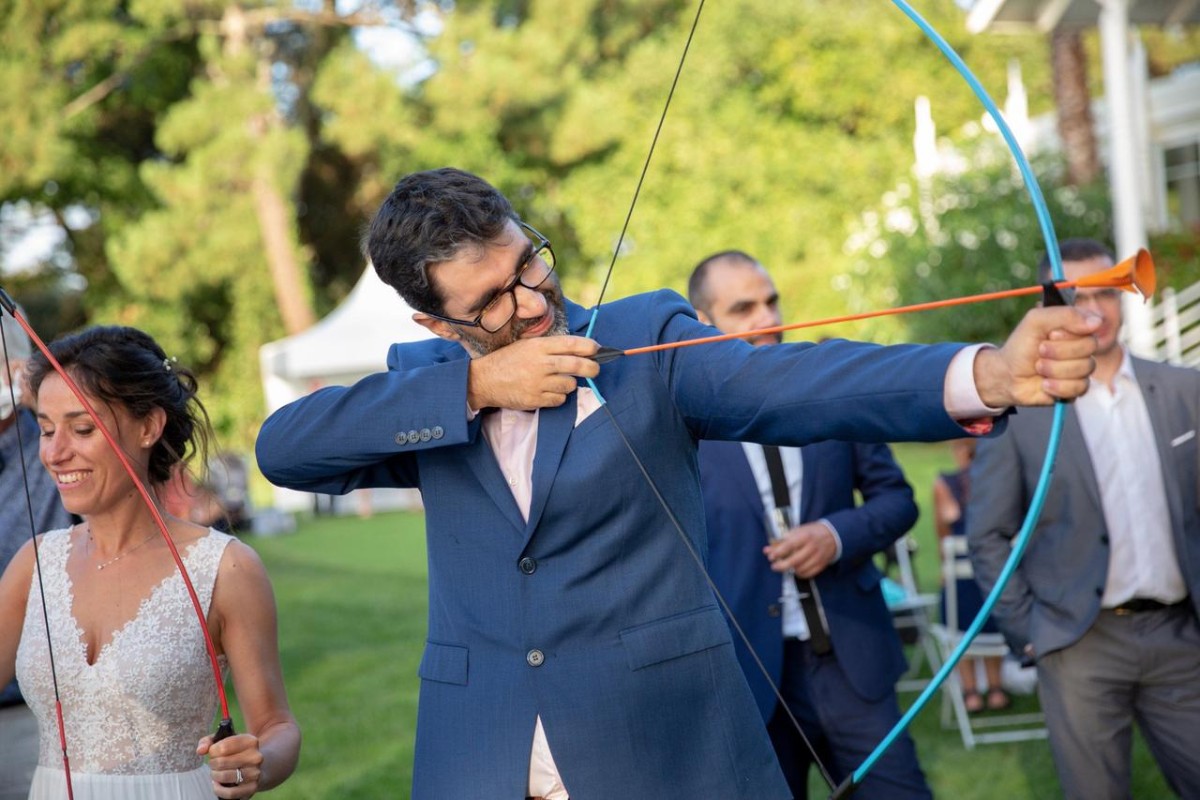Animation de mariage originale avec tir à l’arc, un jeu élégant et amusant permettant aux invités de partager un moment complice pendant la célébration.