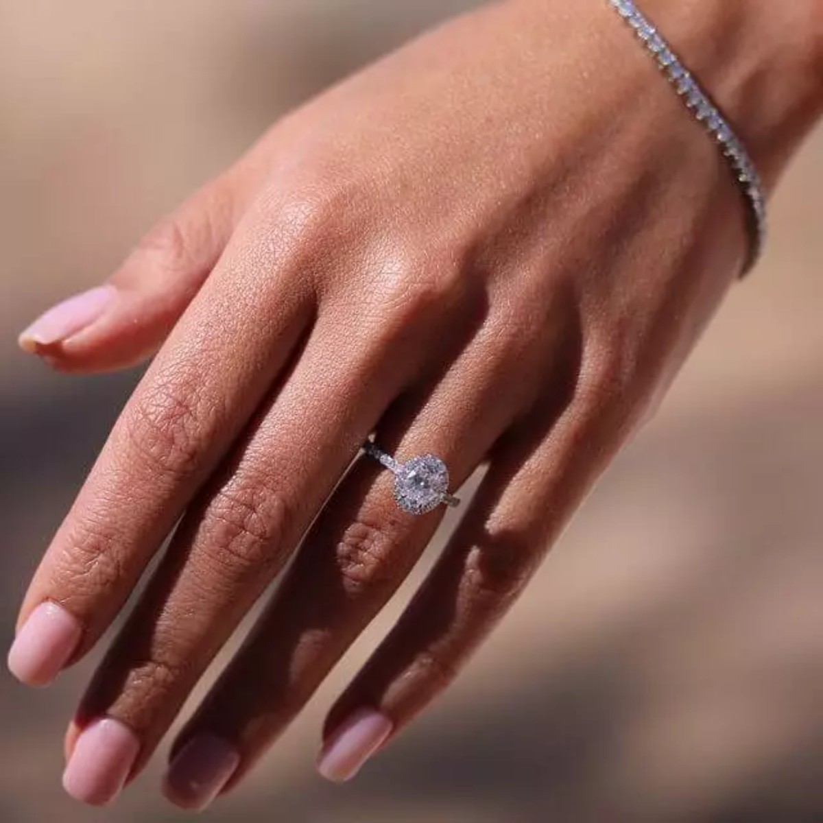 Bague de fiançailles en diamant naturel – Celinni Main de femme portant une bague de fiançailles en diamant naturel et un bracelet en or – Bijouterie Celinni en ligne
