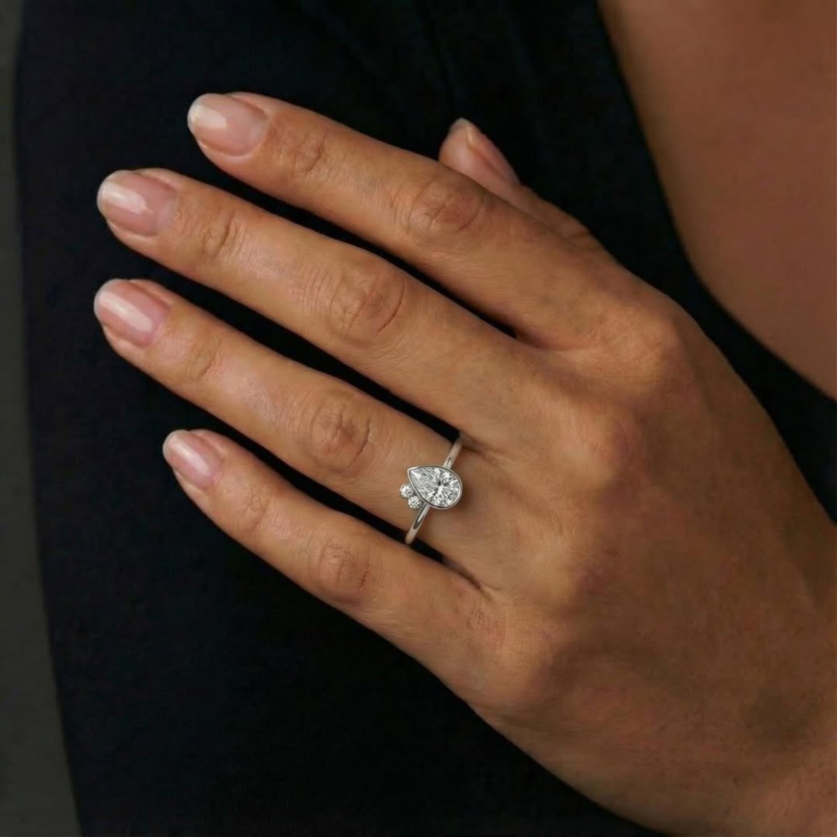 Bague de fiançailles en diamant portée à la main, illustrant l’élégance, la qualité et le savoir-faire joaillier recherchés en Suisse.