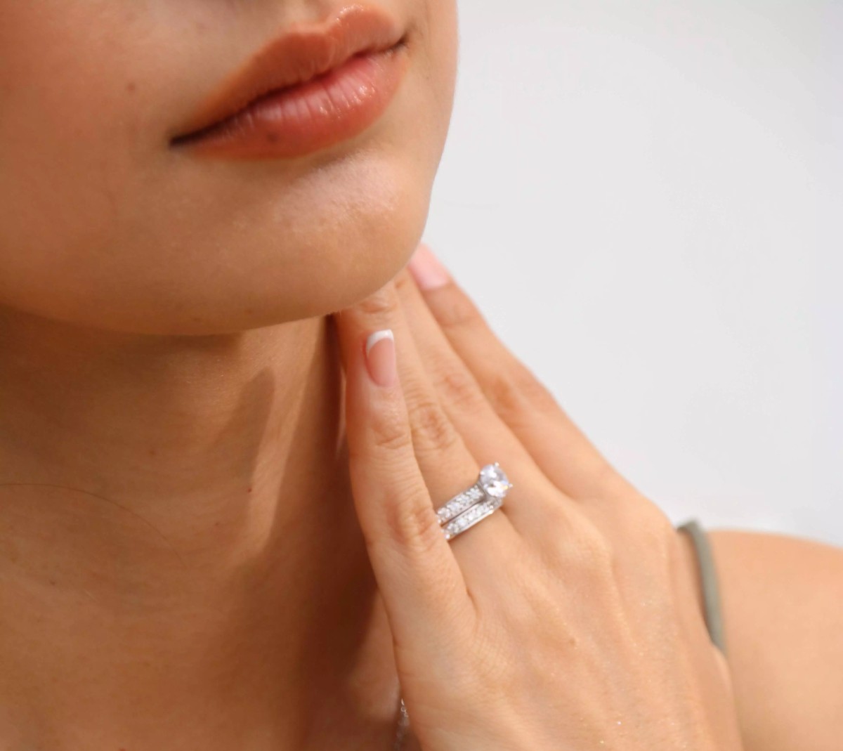 Solitaire verlovingsring met natuurlijke diamant aan de vinger, elegant model van Maison Celinni