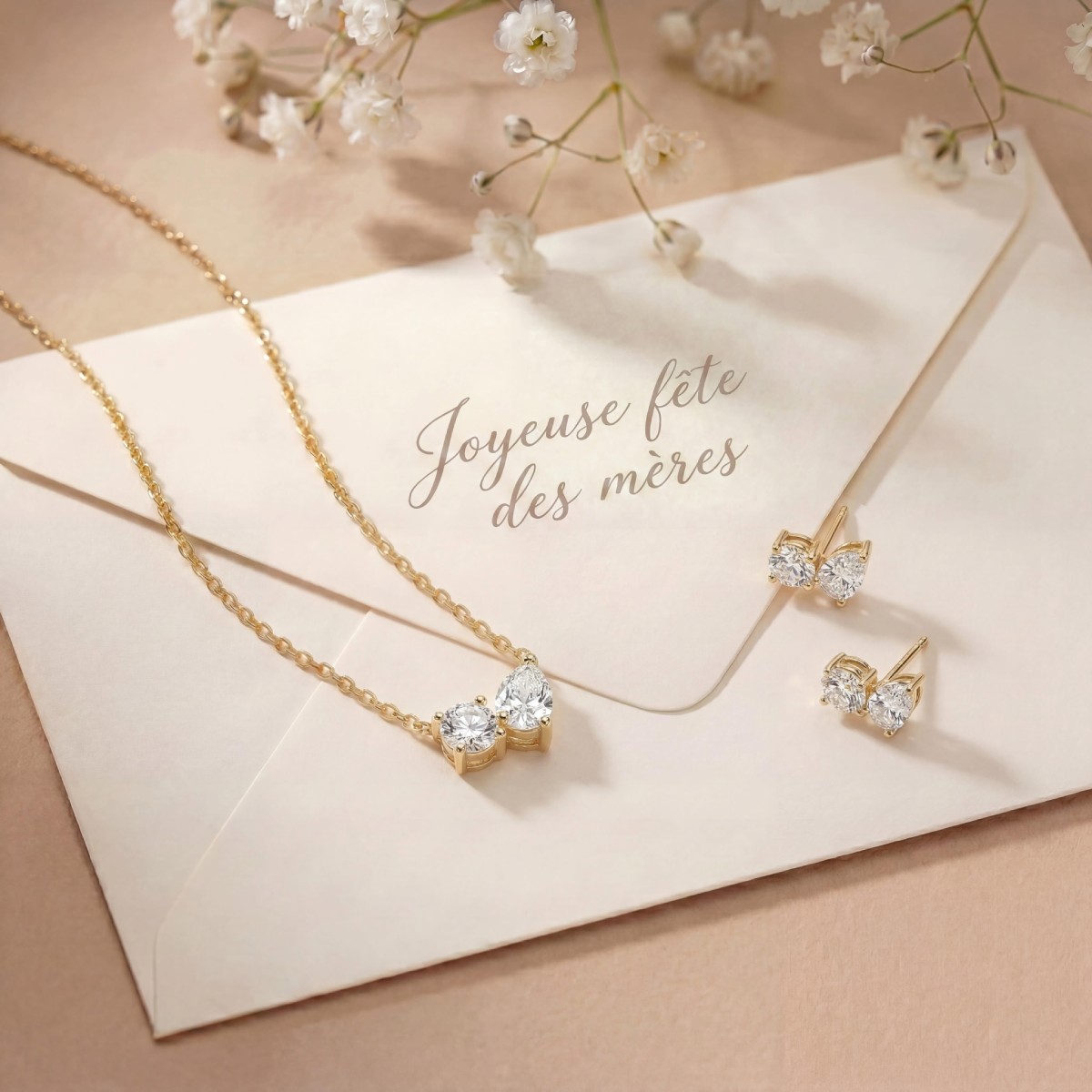 Collier et boucles d'oreilles en or jaune sertis de diamants naturels, présentés avec une carte "Joyeuse fête des Mères", une idée de bijou personnalisé à offrir pour célébrer maman.