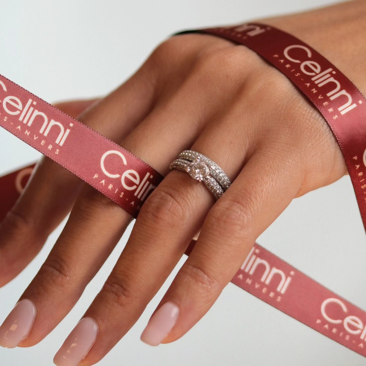 Mano de la novia luciendo un anillo de diamante, joya símbolo del matrimonio y amuleto tradicional que acompaña a la novia el día de la boda