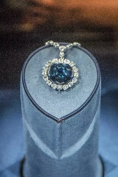 Le célèbre collier Hope Diamond, un diamant bleu iconique monté avec des diamants blancs, représentant l’élégance intemporelle et l’histoire.