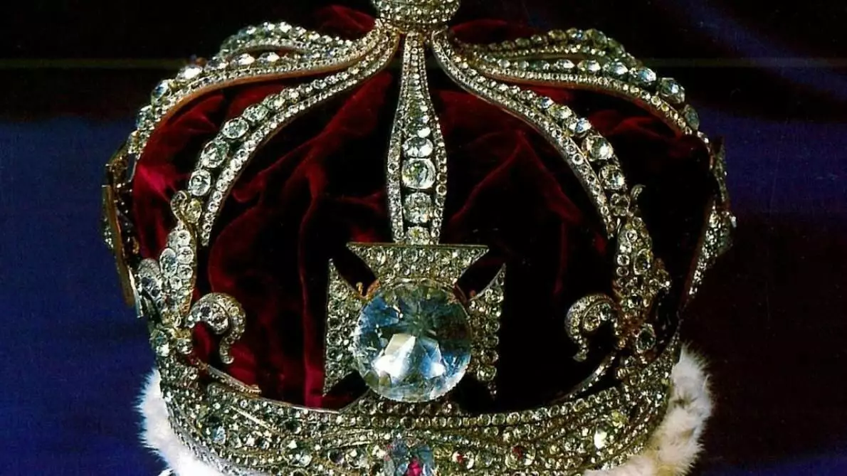 Une couronne royale ornée de multiples joyaux, dont un diamant central d’une clarté éclatante, symbole de puissance et d’histoire.