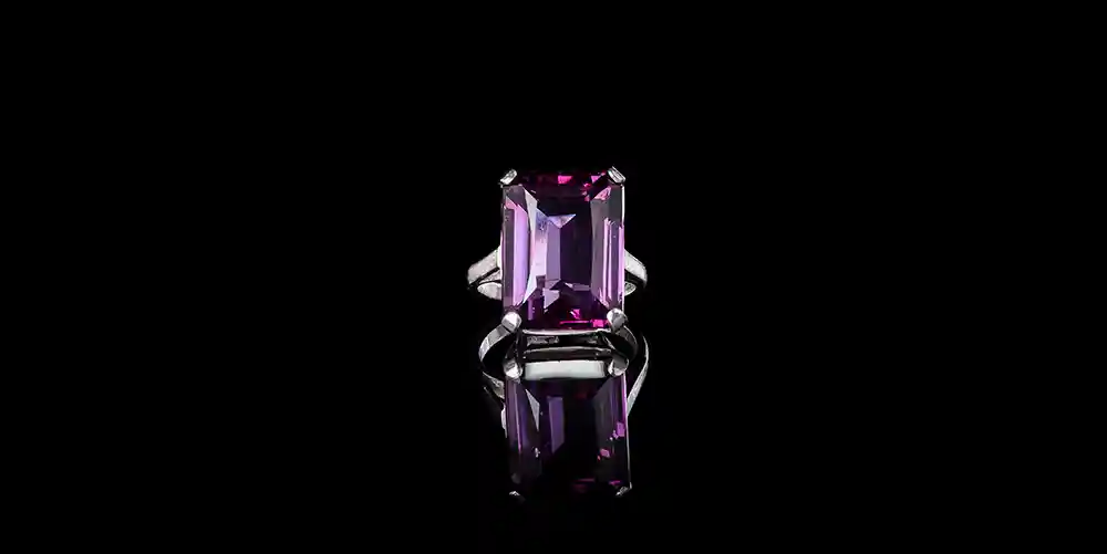 Dive into the changing magic of alexandrite with Celinni Alexandrite jewel from Celinni, a fine stone that changes from green to purplish-red depending on the light.