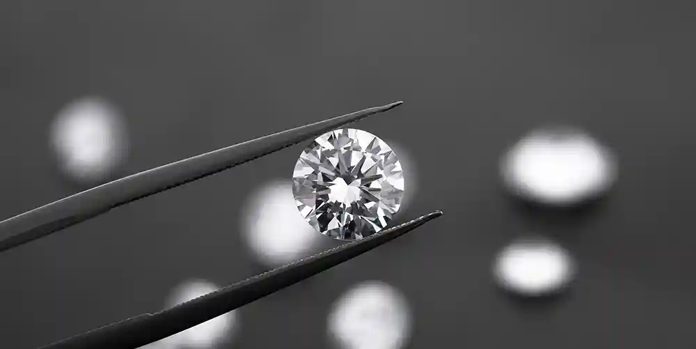 Explore the strength and diversity of fibrolite colors with Celinni Fibrolite jewel from Celinni, a resistant gemstone with shades ranging from white to blue and green.