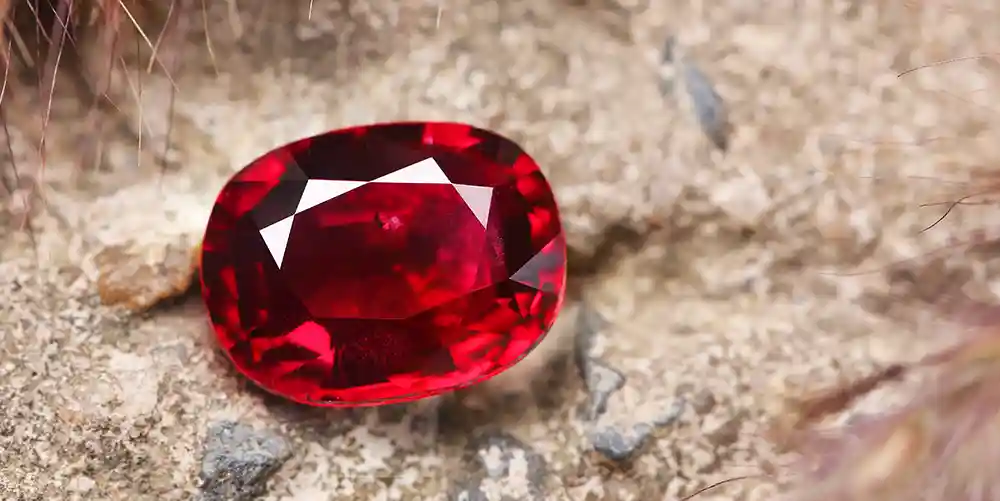Explore the richness of colors and meanings of garnet with Celinni Garnet jewel from the Celinni, a fine stone available in different colors such as red, green, yellow and orange, each carrying its own meaning and distinct charm.