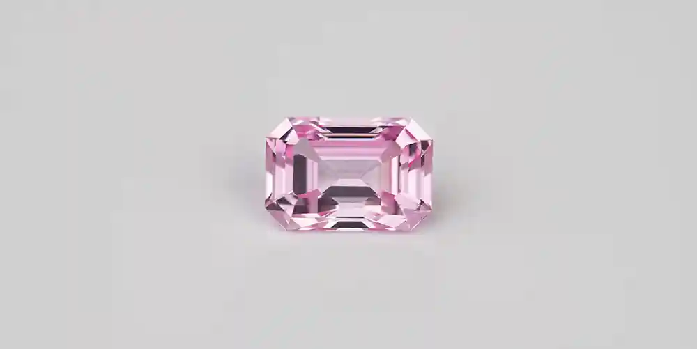 Bijou en kunzite, une pierre précieuse rose à lilas associée à l'amour et à la romance, idéale pour les bijoux féminins