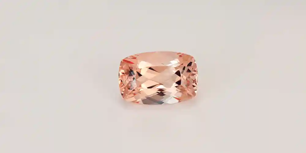 Bijou en morganite de la Maison Celinni, une pierre rose pêche appréciée pour sa clarté et sa brillance, souvent choisie pour les bijoux de fiançailles