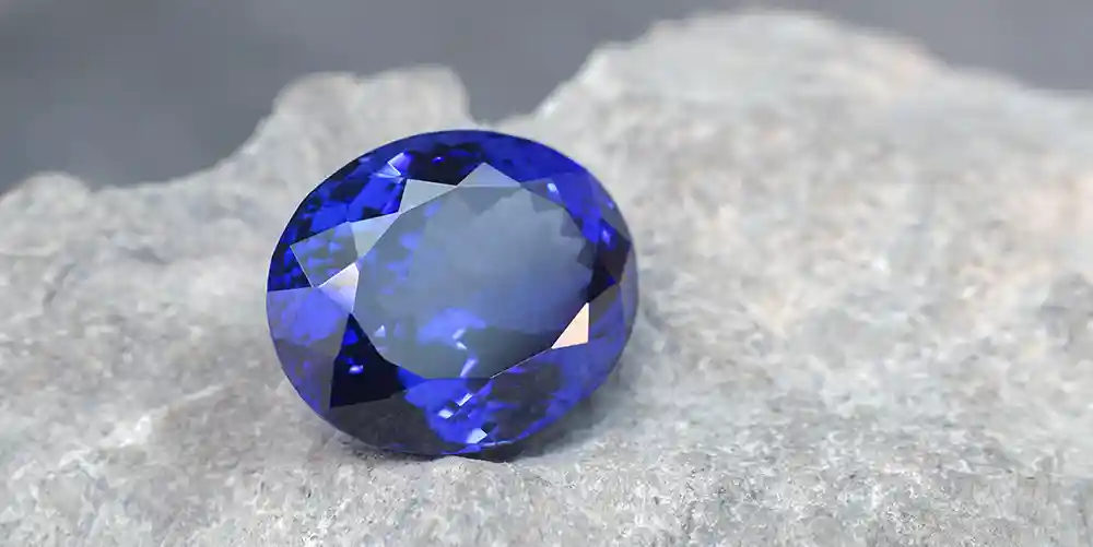 Bijou en sphène de la Maison Celinni, une pierre fine étincelante avec une dispersion exceptionnelle, rivalisant avec l'éclat des diamants