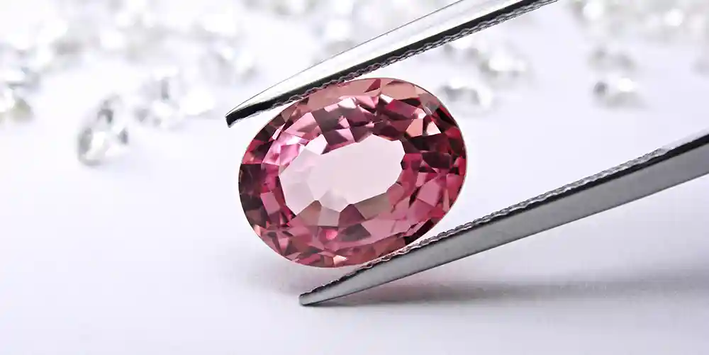 Bijou en tourmaline de la Maison Celinni, une pierre fine polyvalente disponible dans différentes couleurs, chacune portant sa signification et son charme distinct