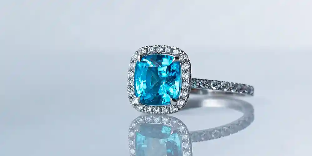 Bijou en zircon bleu de la Maison Celinni, une pierre fine éclatante avec une couleur bleue profonde, une alternative superbe au saphir