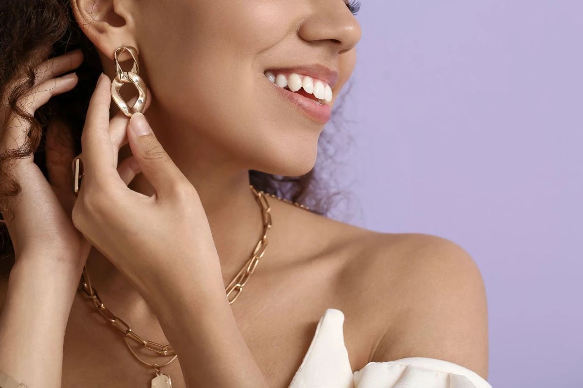 Bijoux assortis à une tenue élégante Personne portant des bijoux assortis à une tenue élégante