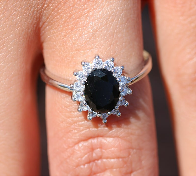 bague marguerite sertie d'un diamant noir de la Maison Celinni
