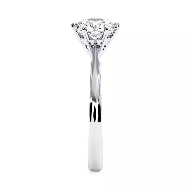 A grey gold solitaire with a sober and refined design, perfect for those who appreciate elegant discretion.