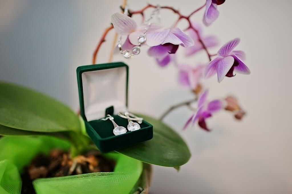 Boucles d'oreilles et pendentif montés avec des diamants, pierres précieuses