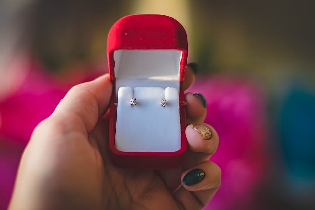 Boucles d'oreilles en diamant dans un écrin