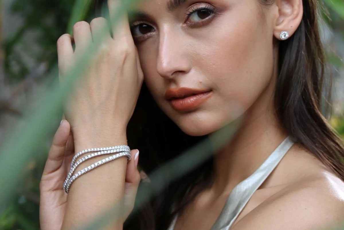 Woman wearing an elegant diamond bracelet, 18K gold jewelry by Celinni