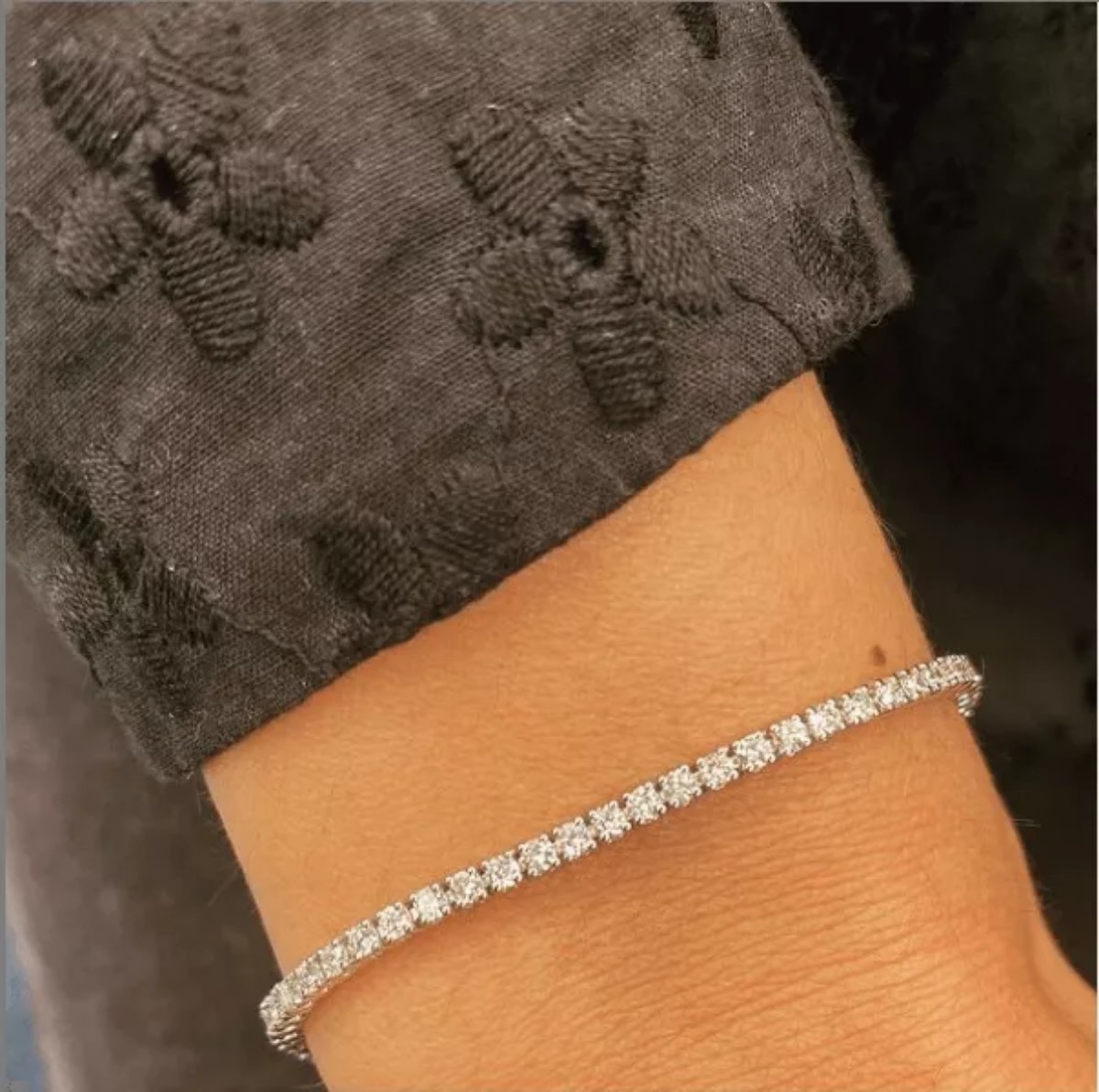 Diamond tennis bracelet set in 18K gold on the wrist, Celinni creation