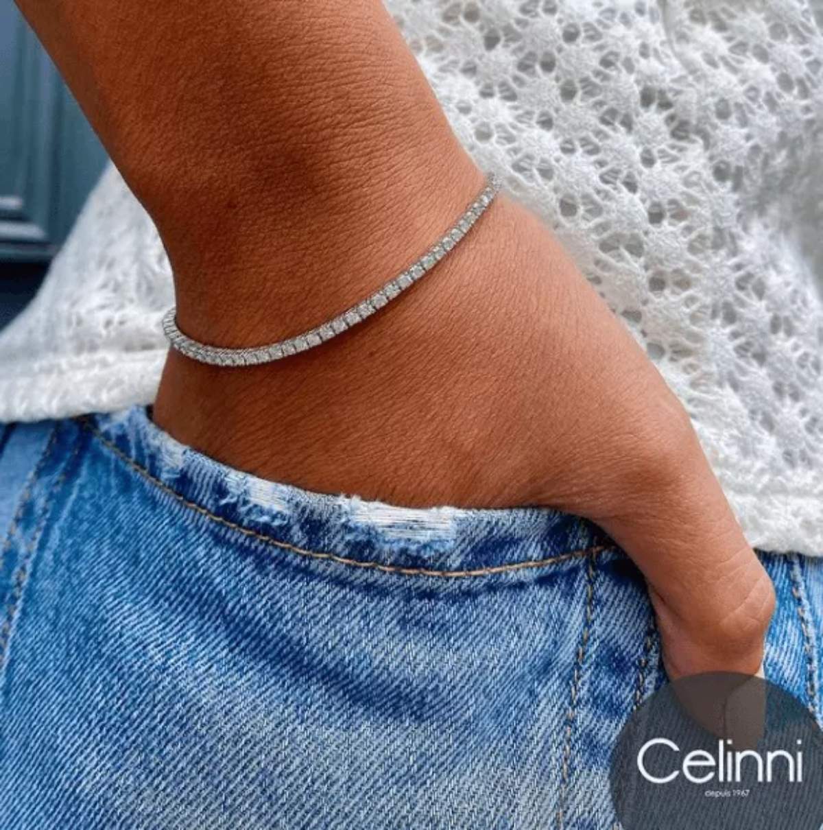 سوار تنس Celinni مرصع بالألماس الطبيعي، يُرتدى على المعصم مع إطلالة يومية أنيقة وغير رسمية