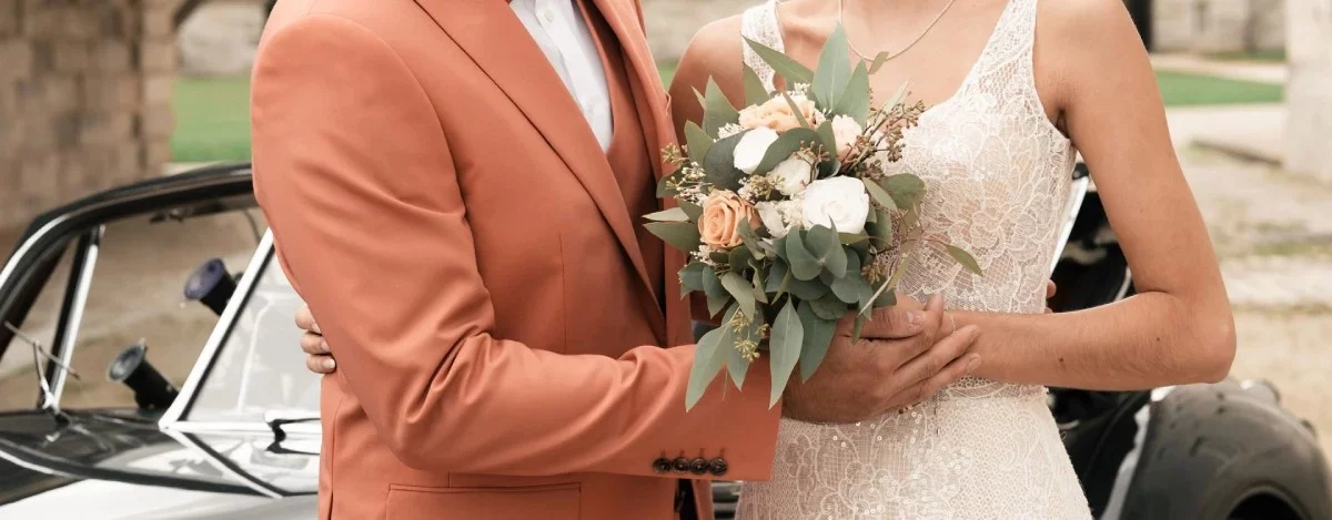 Una pareja de recién casados celebrando su unión, simbolizando los aniversarios de matrimonio y las diferentes bodas a lo largo del tiempo.