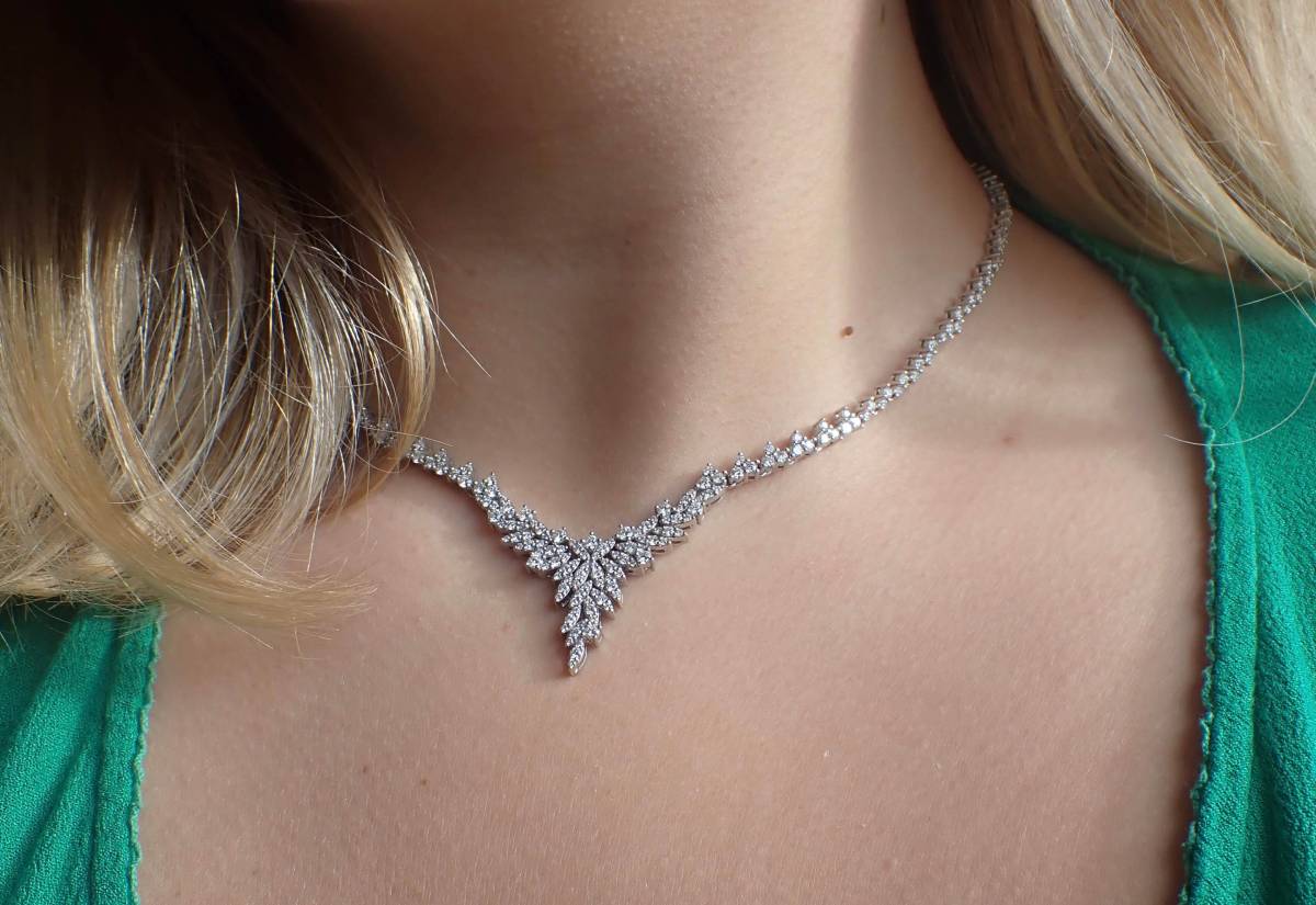 Collier en diamants porté autour du cou, bijou d’exception Celinni offrant éclat et élégance pour un cadeau de Noël raffiné.