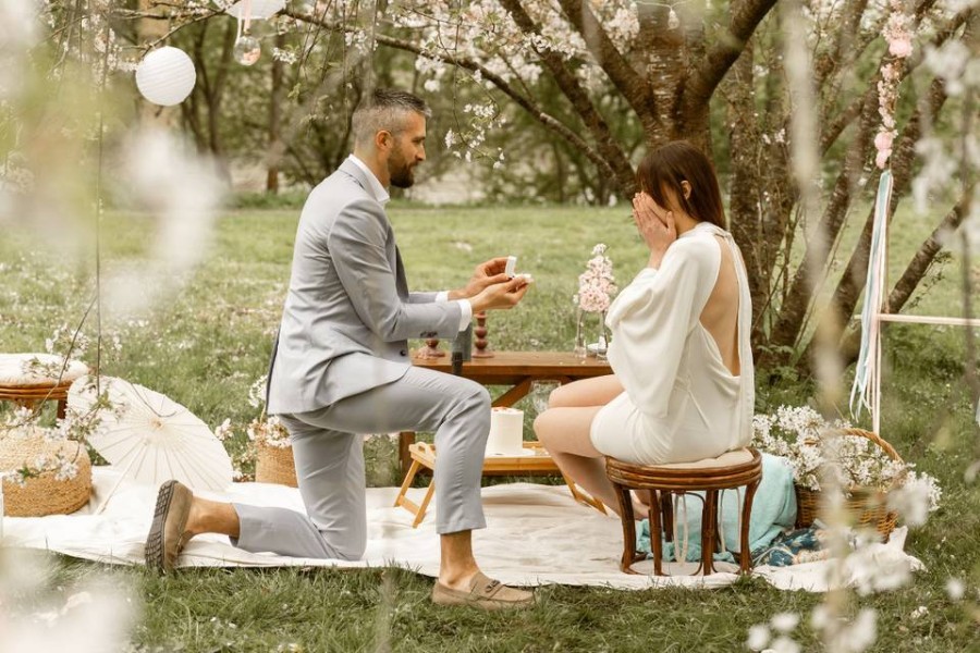 Moment romantique et intime dans la nature, illustrant une célébration délicate des noces de rosée et des 2 mois de mariage.