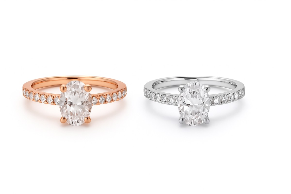 Zwei identische Verlobungsringe, einer aus 950er Platin und der andere aus 18K Roségold, die die Farb- und Glanzunterschiede zwischen beiden Edelmetallen veranschaulichen.