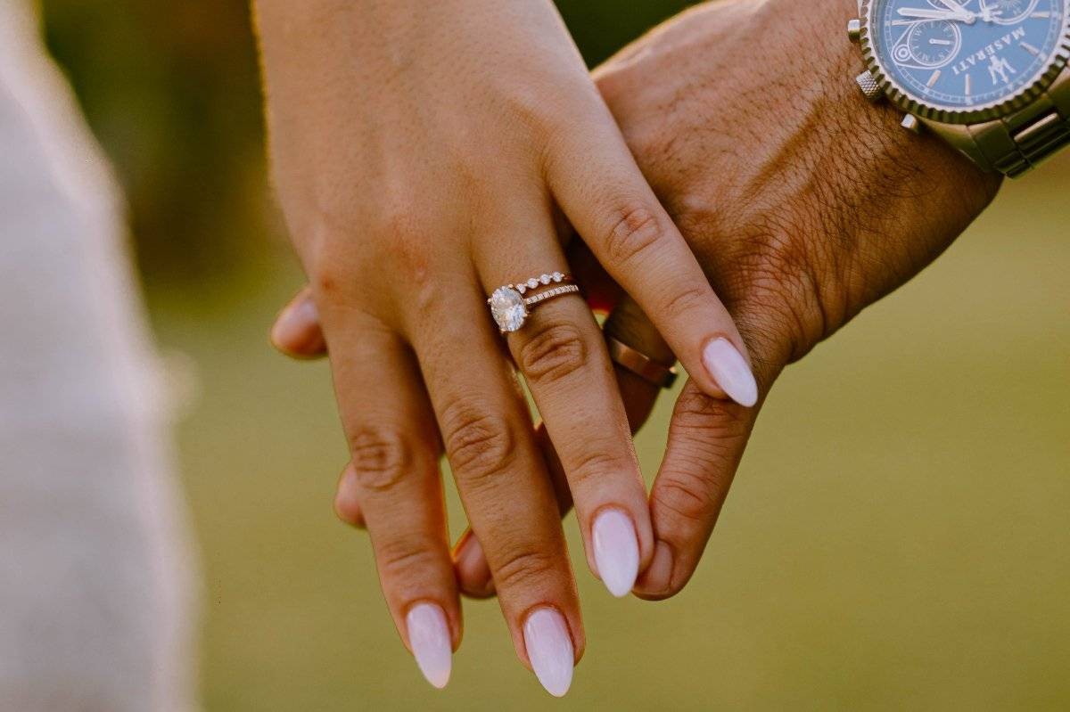 Couple portant leurs alliances Celinni, une en or rose sertie de diamants et l’autre en or blanc, illustrant l’équilibre entre tradition et innovation joaillière.