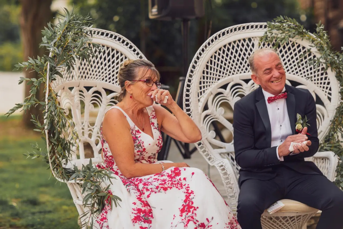 Paar feiert 28 Jahre Ehe – Nickelhochzeit Ein glückliches Paar feiert seinen 28. Hochzeitstag bei einer Zeremonie im Freien, ein Symbol für die Nickelhochzeit.