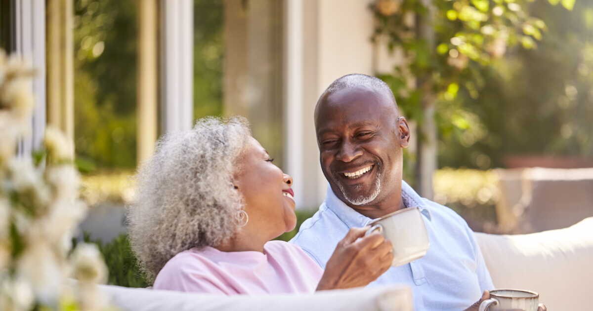 Un couple complice partage un moment de tendresse autour d’un café pour célébrer leurs noces de flanelle, symbole de douceur et d’amour durable.