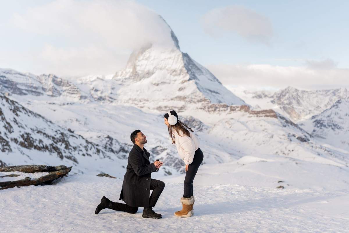 Marriage proposal in Switzerland in Zermatt, with the Matterhorn in the background, in a spectacular and symbolic Alpine setting.