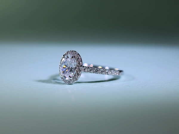 A solitary diamond at the best quality / price ratio with Diamond Dealer Celinni