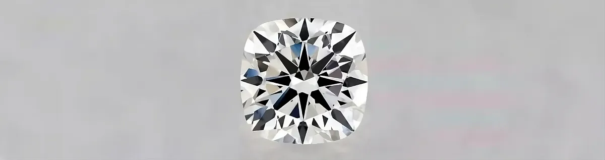 Diamants taille coussin avec des coeurs et des flèches